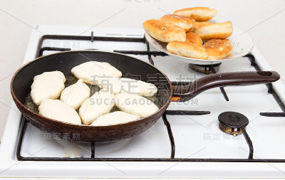 在煎锅里的食物馅饼