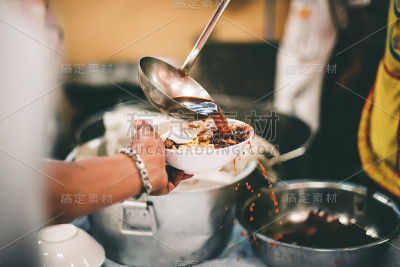 食物短缺的概念，饥饿的人提供食物捐赠的志愿者捐赠免费的慈善食物。