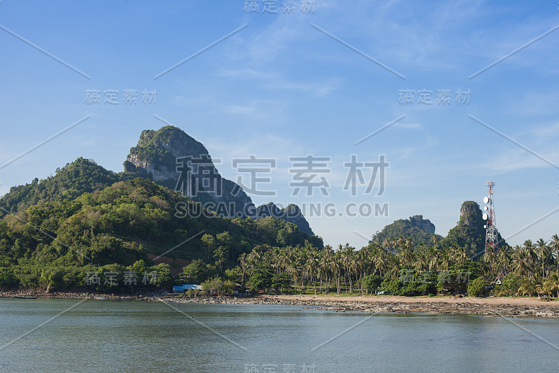 乡村海滩景色可以看到通讯极，高山，