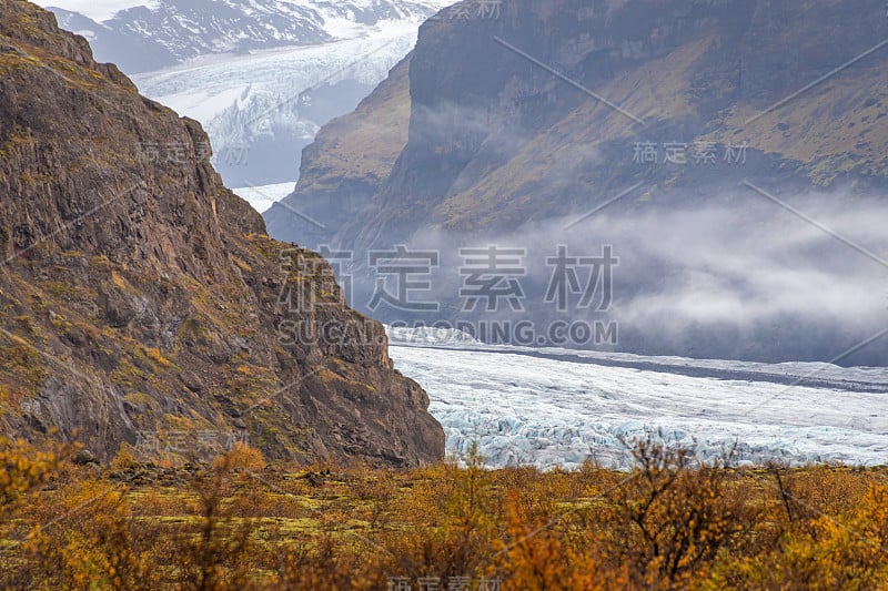 Vatnajoekull冰川古老的冰通过峡谷向下推进