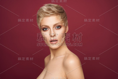 一头金色短发的自信女人的肖像