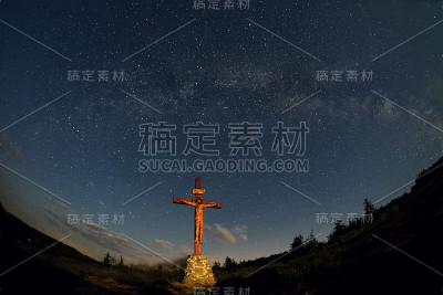 穿过Ceahlau山的银河