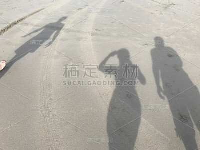沙滩上的人影
