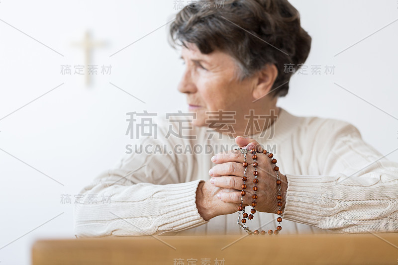 天主教堂的女人