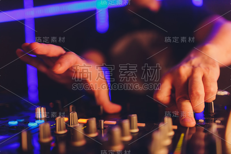 在俱乐部做远程混音的DJ。