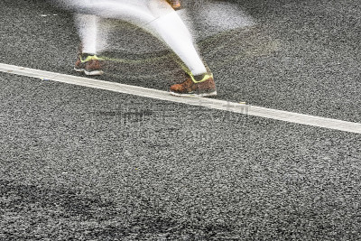 在城市街道上跑马拉松的人们。动态模糊。
