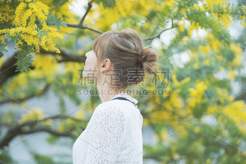 一个看含羞草开花的女人