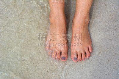 脚在沙滩上