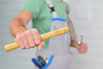 工人手里拿着工具。