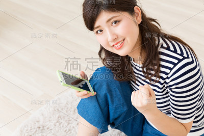 女人看智能手机