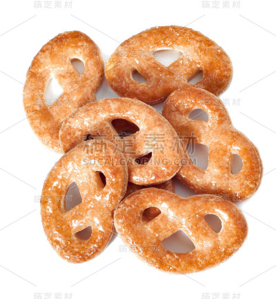 在白色背景上分离的新鲜酥皮俯视图