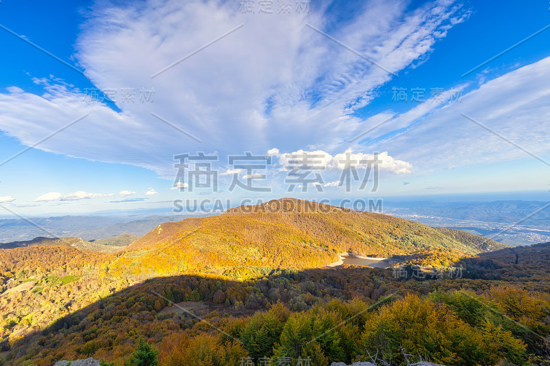 美丽的秋天风景来自蒙特塞尼山在西班牙加泰罗尼亚