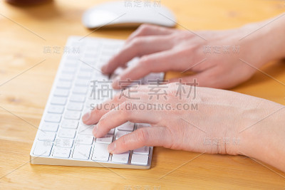 办公室职员坐在木桌前查看电子邮件。