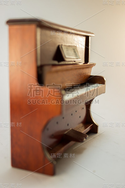 侧面钢琴