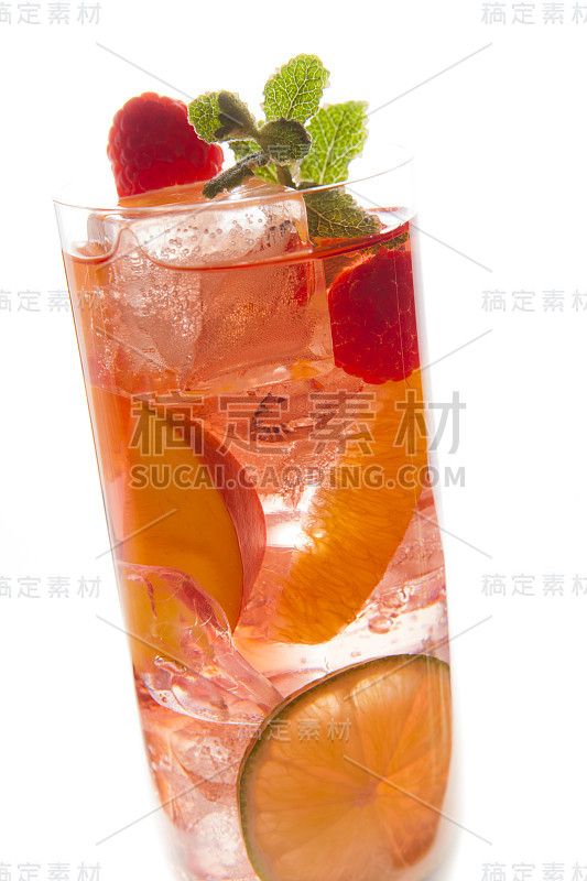 白色的水果鸡尾酒