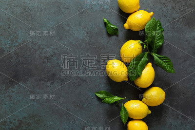 带叶子的新鲜柠檬，夏季柑橘柠檬水的原料