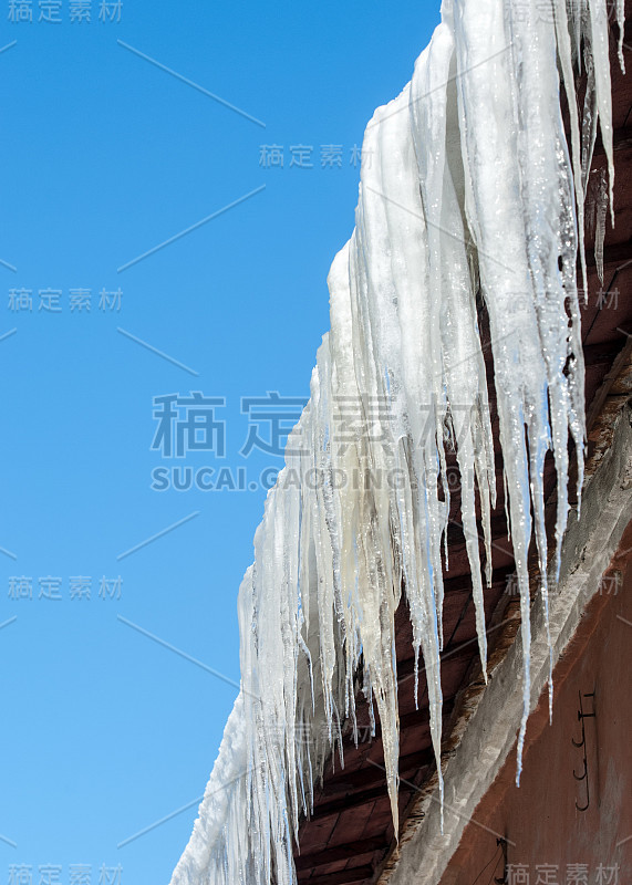 古老建筑上的冰柱