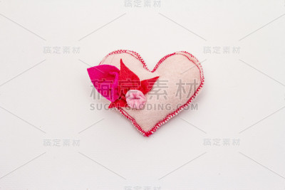 白色背景下的心被孤立了