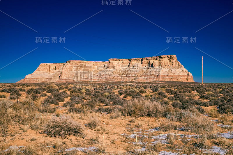 佩吉附近沙漠地带的岩层。美国亚利桑那州。