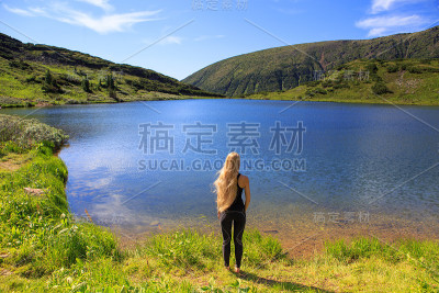 山湖上的女孩