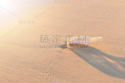 日落时分的海滩上，瓶中的信息