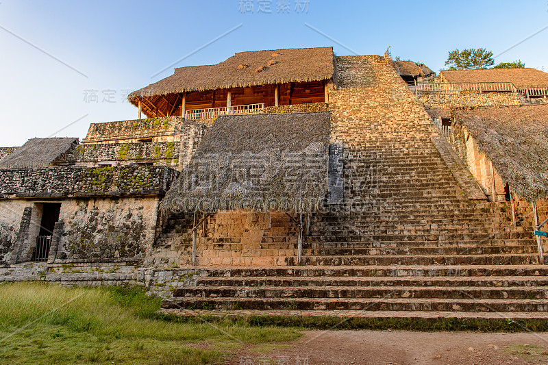 卫城是Ek' Balam最大的建筑，里面有一位统治者Ukit Kan Le'k Tok'的坟墓。这是