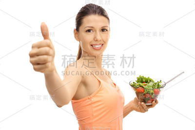 年轻女子拿着沙拉竖起大拇指