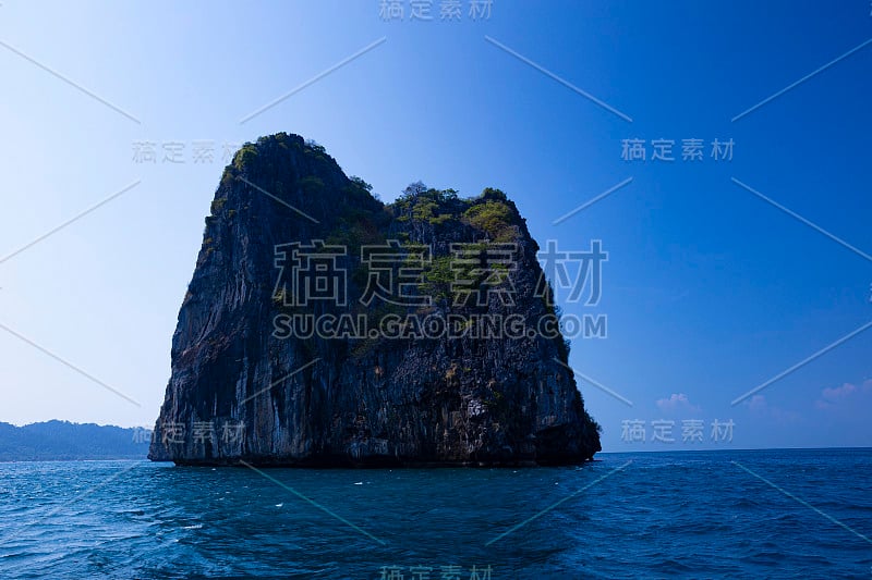 泰国南部碧水蓝天的美丽夏日海滩