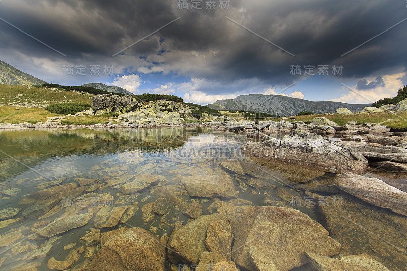 夏季山景秀丽，有冰川湖和雨云