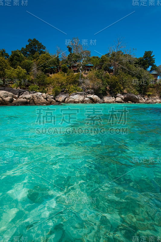 丛林平房岩石海岸水晶清澈的海Koh Lipe