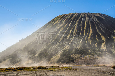 巴托克火山有美丽的山沟波纹表面