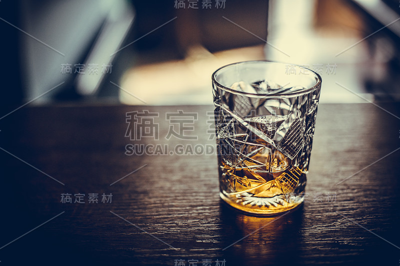 木质表面的威士忌酒杯