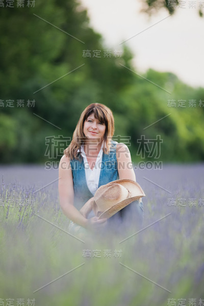 女性在户外