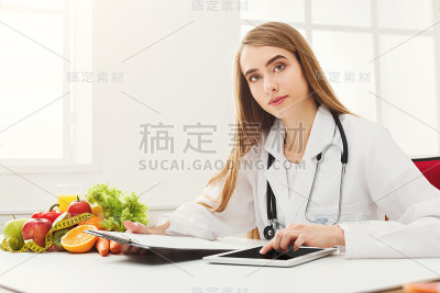 研究数字平板电脑的女性营养师