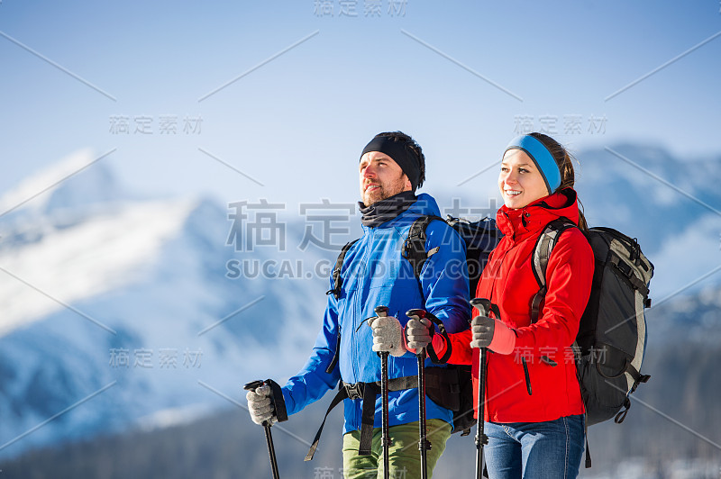 一对徒步旅行的年轻夫妇