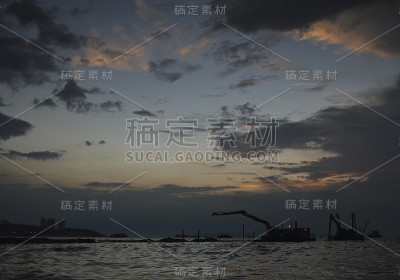 夕阳下的建筑起重机剪影，泰国芭堤雅