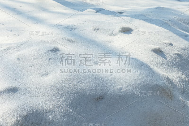 明亮的新新鲜闪闪发光的雪堆与阴影。