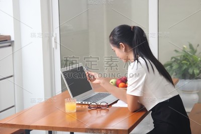 正在用电脑的女人