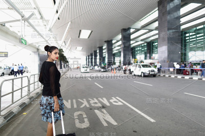 女性旅客推车