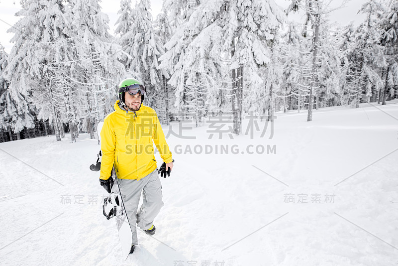 在雪山上滑雪