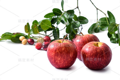三个红苹果和树枝上的carunda果实孤立在白色的背景