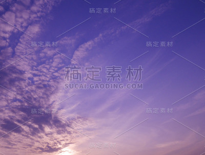 天空有戏剧性的多云日落和太阳