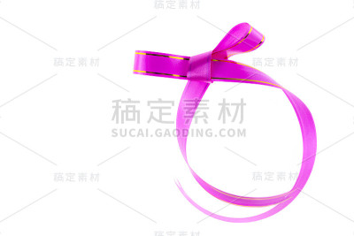 粉红色丝带与蝴蝶结孤立在白色背景上。