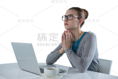 十几岁的女孩在白色背景下使用笔记本电脑