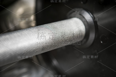 棒与黑色橡胶车轮称重