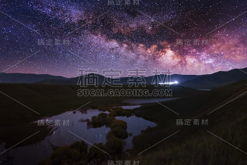 美丽的星夜。银河的湖面上有银河的倒影和山脉。晚上的风景