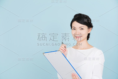 年轻女子的回答