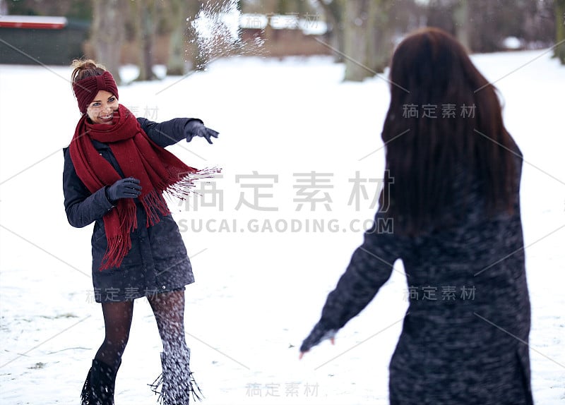 玩雪的女人在户外玩