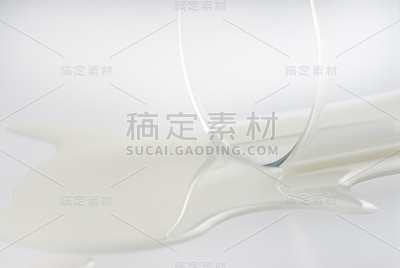 溢出的牛奶