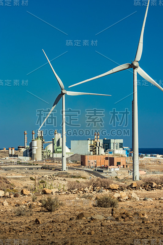 海岸附近有热电站和一系列风力涡轮机。风电场生态场。以蓝天为背景的Eolic公园。绿色、生态、发电理念